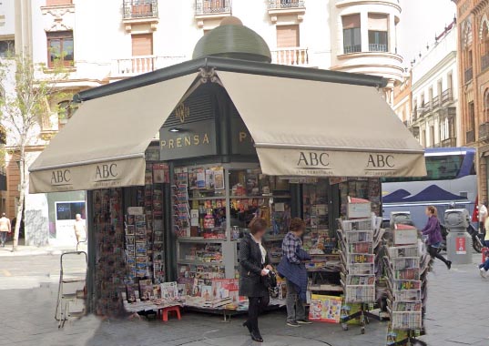 Un kiosco de frente con gente comprando