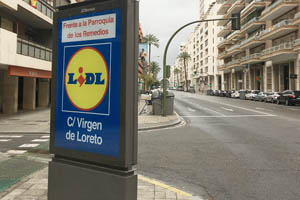 Mupi con pubilcidad en una calle