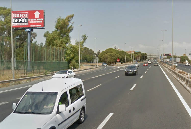 Una valla monoposte publicitaria junto a una autopista