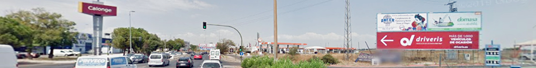 Varias Vallas publicitarias junto a una carretera