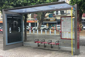 Una parada de autobús con publicidad