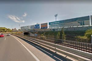 Vallas publicitarias junto a la carretera